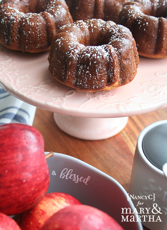 Frugal Foodie Mama: Mini Applesauce Bundt Cakes